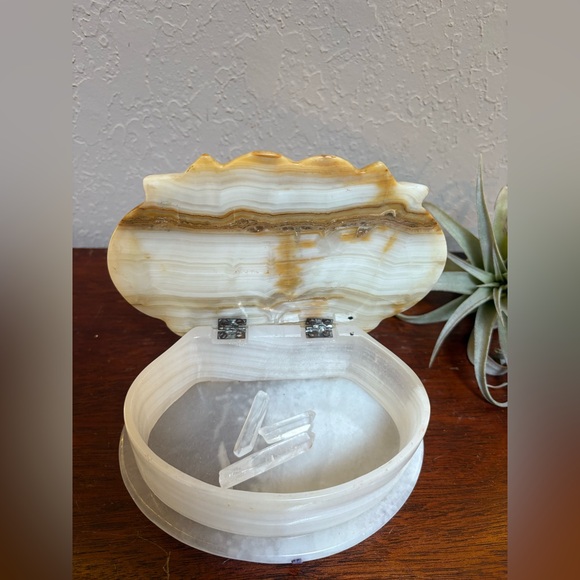Vintage Onyx Seashell Keepsake Box - Picture 6 of 9